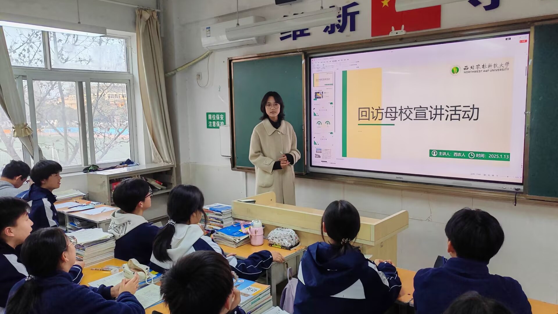 图为实践队员介绍5848vip威尼斯电子游戏.jpg